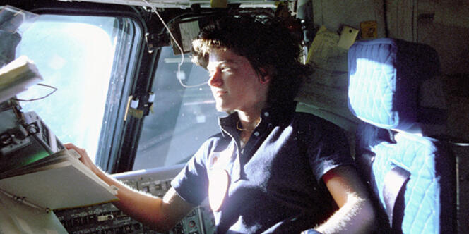 Sally Ride au poste de pilotage de la navette 