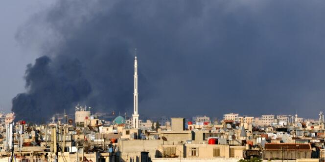 A Damas, le 18 juillet, de la fumée s'élève de la ville. Une attaque attribuée aux rebelles de l'ASL aurait tué ce jour-là plusieurs responsables des services de sécurité syrien.
