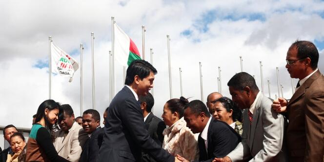 Le président malgache lors de son départ pour les Seychelles où il a rencontré son rival, Marc Ravalomanana.