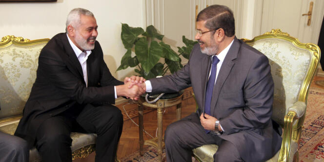 Le président égyptien Mohamed Morsi et le leader du Hamas, Ismaïl Haniyeh, au Caire, le 26 juillet. 