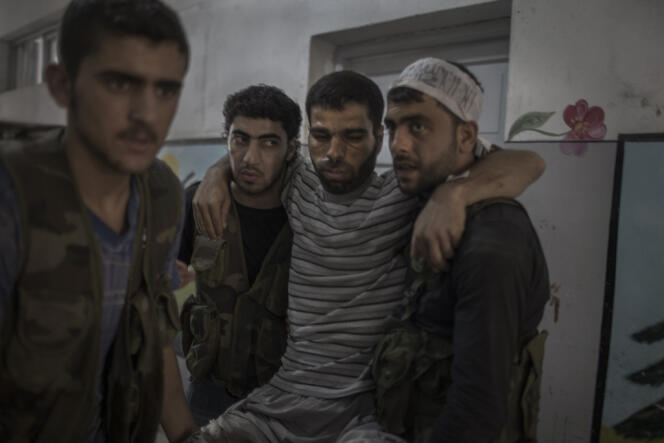Un combattant de l'Armée syrienne libre (ASL) blessé à Alep pendant l'offensive de l'armée, le 28 juillet.