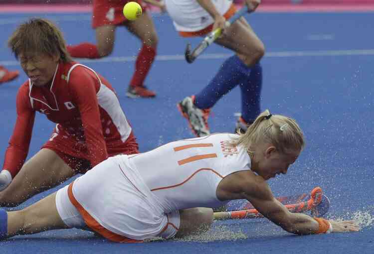 Japan's Yukari Yamamoto and The Netherlands' Maartje Goderie, foreground, collide during the women's preliminary match at the 2012 Summer Olympics, Tuesday, July 31, 2012, in London. The Netherlands won 3-2. (AP Photo/Bullit Marquez)