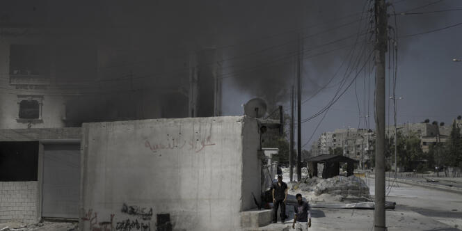La station de police de Salheen, dans le sud d'Alep, après une attaque de l'ASL, le 31 juillet.