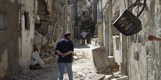 Les rues en ruine du quartier Kadam, dans la banlieue de Damas, le 4 août.