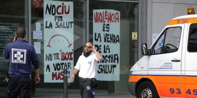 Affiches contre la cure d'austérité dictée par le gouvernement espagnol, sur un hôpital de Barcelone.