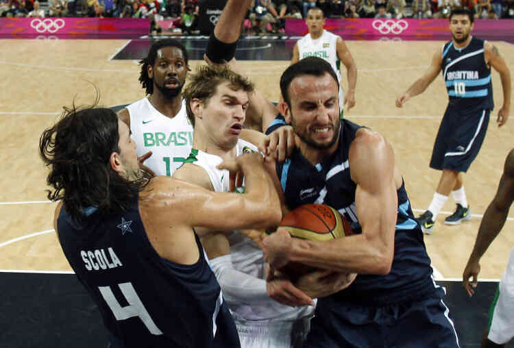Argentina's Manu Ginobili (R) and teammate Luis Scola grab a rebound from Brazil's Tiago Splitter during their men's quarterfinal basketball match at the North Greenwich Arena in London during the London 2012 Olympic Games August 8, 2012.                        REUTERS/Sergio Perez (BRITAIN  - Tags: SPORT OLYMPICS SPORT BASKETBALL)