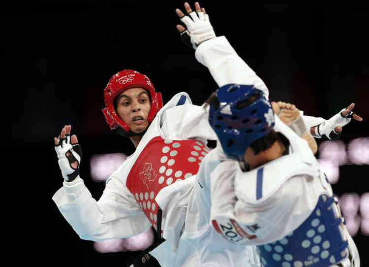 Colombia's Oscar Munoz Oviedo (L) fights against Thailand's Pen-Ek Karaket during their men's -58kg bronze medal taekwondo match during the London 2012 Olympic Games at the ExCeL arena August 8, 2012. REUTERS/Kim Kyung-Hoon (BRITAIN  - Tags: SPORT OLYMPICS SPORT TAEKWONDO)