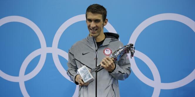 Michael Phelps reçoit son trophée d'Olympien le plus titré de l'histoire. Londres, le 4 août.