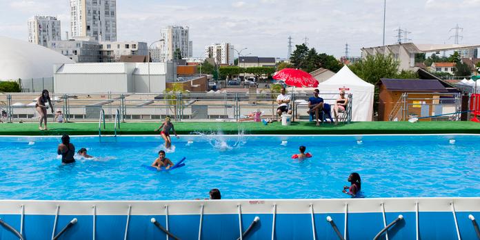 Une Piscine Du Sable Trois Palmiers Le Gout Des Vacances A