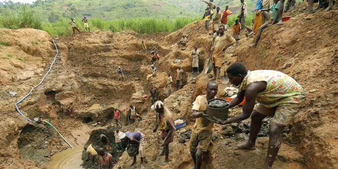 Des travailleurs dans une mine d'or d'Iga Barriere, dans l'est de la République démocratique du Congo.