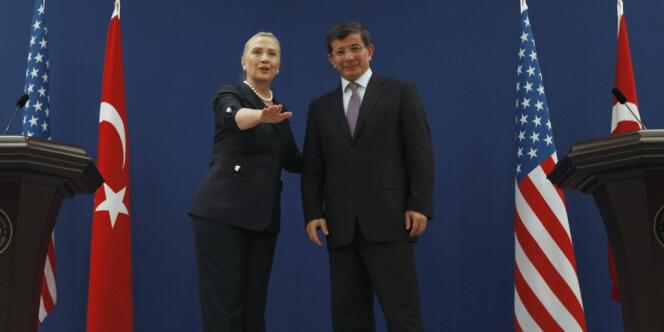 Hillary Clinton est en visite en Turquie, samedi 11 août, pour préparer 