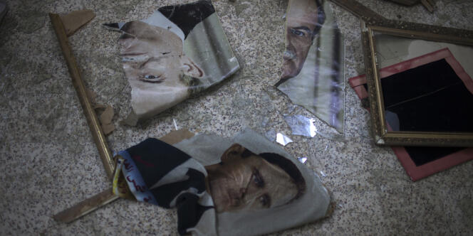 Des portraits brisés de Hafez et de Bachar Al-Assad, dans une école du quartier de Maadi, à Alep, le 8 août. 