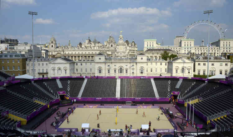 General view of the Beach Volleyball stadium at Horse Guards Parade on July 25, 2012, two days before the start of the London 2012 Olympic Games.   AFP PHOTO / DANIEL GARCIA