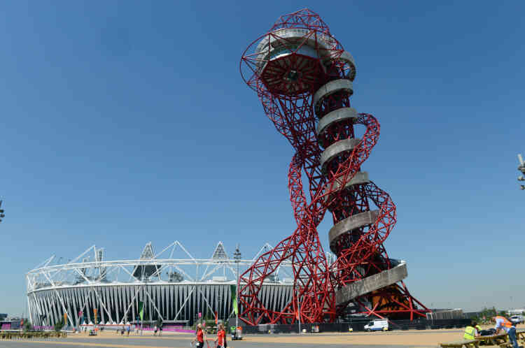 The ArcelorMittal Orbit sculpture (R) by British artist Anish Kapoor (R) is pictured in front of the Olympic Stadium at the Olympic park in London on July 24, 2012, three days ahead of the opening of the London 2012 Olympic Games. AFP PHOTO / ADEK BERRY