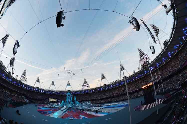A photo shows a general view of the Olympic stadium prior to the start of the closing ceremony of the 2012 London Olympic Games in London on August 12, 2012.    AFP PHOTO / GABRIEL BOUYS
