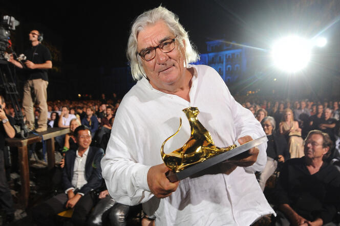 Jean-Claude Brisseau reçoit le Léopard d’or du 65e Festival du film de Locarno pour « La Fille de nulle part », en 2012.