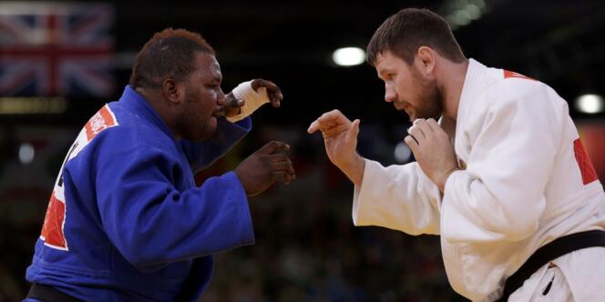 Cedric Mandembo, ici face au Russe Alexander Mikhaylin lors de la compétition de judo, fait partie des quatre athlètes congolais à avoir fait défection pendant les Jeux. Londres, le 3 août.