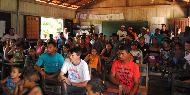 Des habitants de la région discutent de l'organisation de la lutte contre la construction du barrage. Altamira, novembre 2011. 