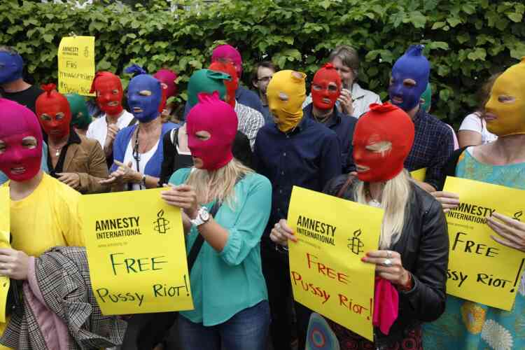 Members of Amnesty Norway demonstrate against the verdict of the trial of three members of Russian punk band Pussy Riot, outside the Russian embassy in Oslo August 17, 2012. A judge sentenced three women who staged an anti-Kremlin protest on the altar of Moscow's main Russian Orthodox church to two years in jail on Friday in a trial seen as test of President Vladimir Putin's tolerance of dissent. REUTERS/Anette Karlsen/NTB Scanpix (NORWAY - Tags: CRIME LAW POLITICS CIVIL UNREST ENTERTAINMENT) THIS IMAGE HAS BEEN SUPPLIED BY A THIRD PARTY. IT IS DISTRIBUTED, EXACTLY AS RECEIVED BY REUTERS, AS A SERVICE TO CLIENTS. NORWAY OUT. NO COMMERCIAL OR EDITORIAL SALES IN NORWAY. NO COMMERCIAL SALES