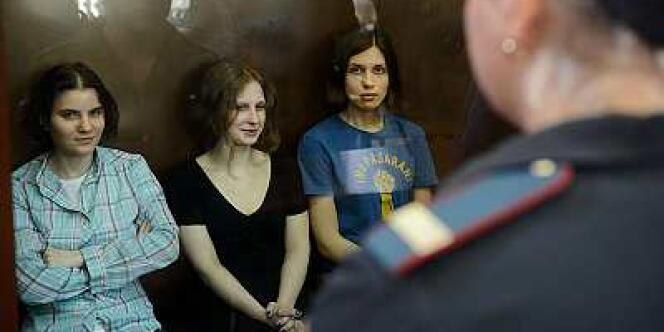 Les trois chanteuses du groupe punk russe Pussy Riot, lors de leur procès, le 17 août, à Moscou.