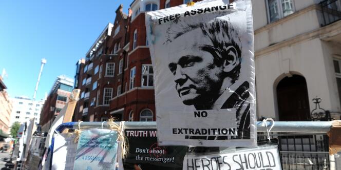 Des messages laissés par des militants pro-Assange devant l'ambassade de l'Equateur à Londres. 