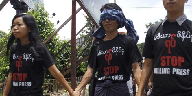 Des journalistes birmans défilent lors d'une marche pour la liberté de la presse le 4 août 2012.