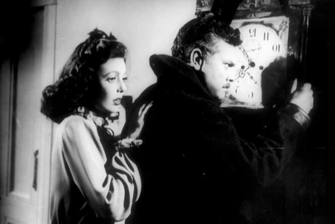 Loretta Young et Orson Welles dans une scène du film 