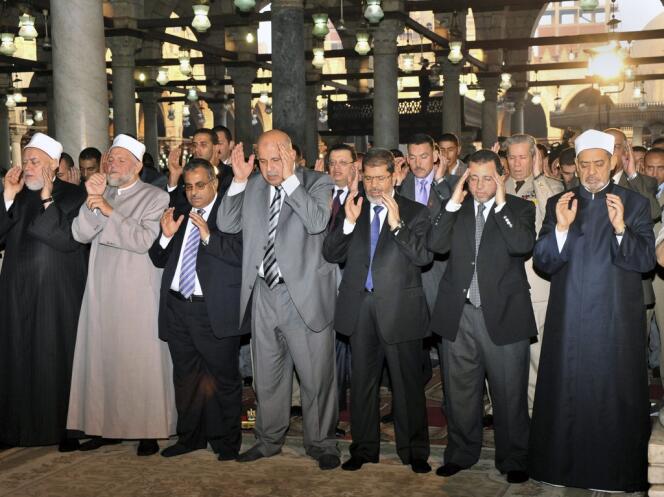 Troisième en partant de la droite, au premier rang, le président égyptien Mohamed Morsi, avec à sa gauche son vice-président Mahmoud Mekki et à sa droite, son première ministre Hicham Qandil, lors de la prière de l'Aïd el-Fitr.