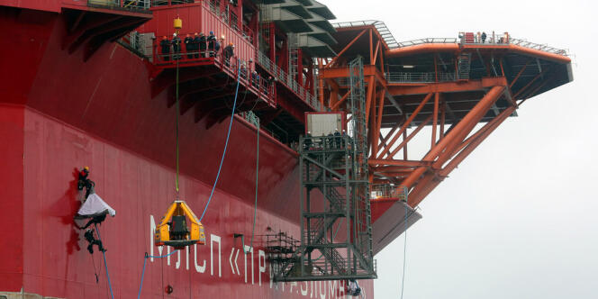 Six militants de Greenpeace ont pris position sur la structure pétrolière du géant russe Gazprom dans l'Arctique.