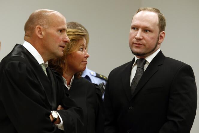 Anders Behring Breivik (à droite), au tribunal d’Oslo, lors du verdict de son procès, le 24 août. 