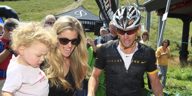 Lance Armstrong, avec sa compagne et sa fille, samedi 25 août, à l'arrivée d'une course de VTT à Aspen (Colorado).