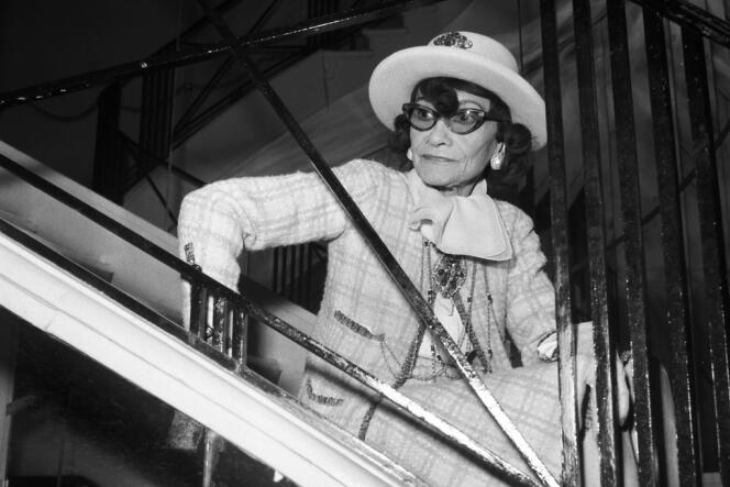 Coco Chanel se repose assise sur les marches d'un escalier de sa maison de couture, le 30 janvier 1969 à Paris.