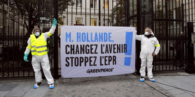 Des militants de Greenpeace devant le siège du Parti socialiste.