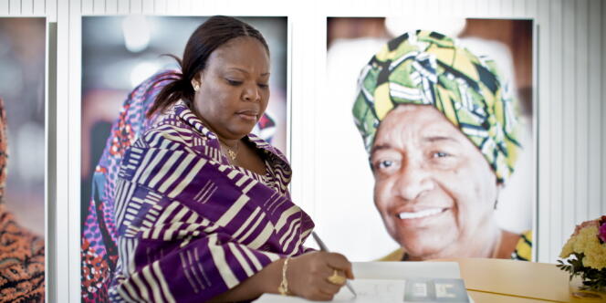 Leymah Gbowee, travailleuse sociale et militante, initie en 2002 au Liberia une grève du sexe pour que les femmes soient associées aux négociations de paix. 