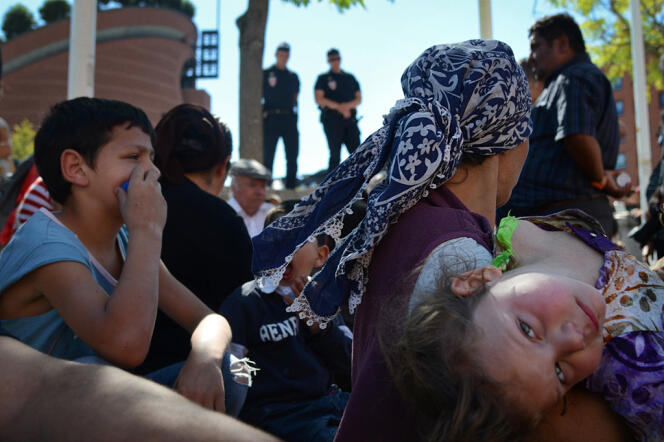Des familles roms squattent devant la mairie d'Evry après l'évacuation de leur camp, lundi 27 août.