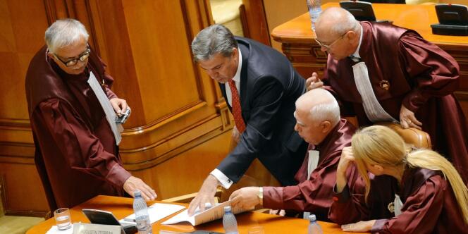 Le président social démocrate de la Chambre des députés, Valeriu Zgonea, discute avec des juges de la Cour constitutionnelle, peu de temps avant l'invalidation du référendum sur la destitution du président, le 27 août. 