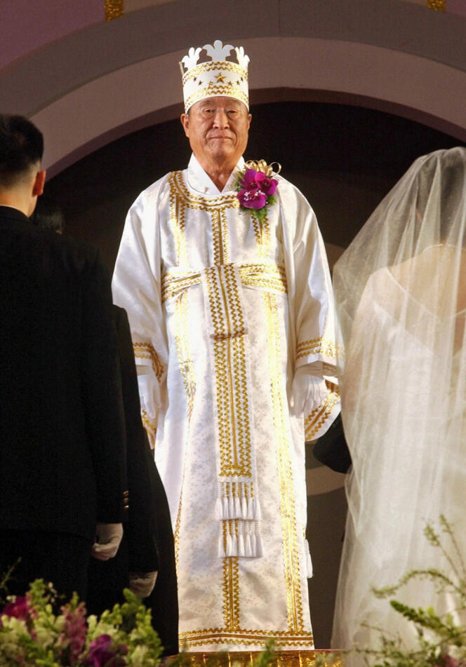Moon Sun-myung lors d'une cérémonie de mariages collectifs, le 16 février 2002 à Séoul.