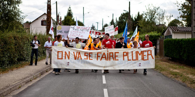 Eleveurs de volailles en contrat avec Doux et salariés de l'abattoir de Blancafort (Cher) ont manifesté le 28 août contre la possible fermeture du site.