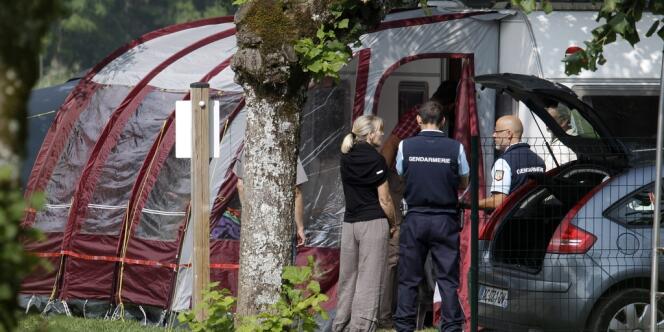 Les gendarmes poursuivaient leurs investigations dans le camping-car des victimes, à Saint-Jorioz, près d'Annecy, jeudi midi 6 septembre.