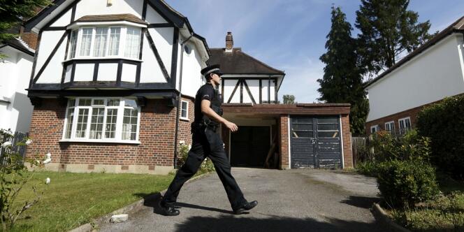 Un policier devant la résidence de la famille Al-Hilli à Claygate, dans la banlieue de Londres, jeudi 6 septembre.