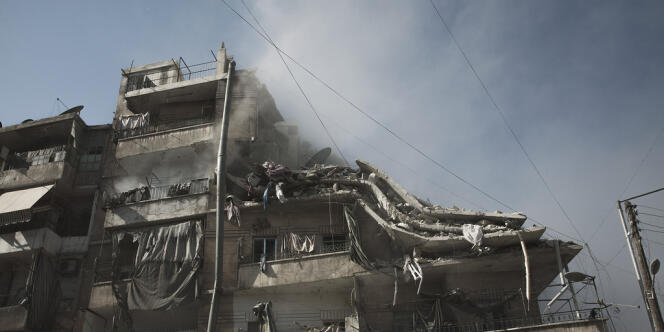 Trois étages, peut-être quatre, ont été volatilisés par le tir de l'armée syrienne, l'immeuble aussi est défiguré à un point tel qu'il est impossible de dire.
