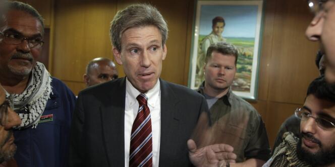 L'ambassadeur américain en Syrie, Christopher Stevens, lors d'une rencontre avec des responsables de l'opposition libyenne à Benghazi, lundi 10 septembre. 