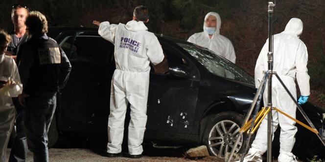 Des policiers sur la scène du crime, le 11 septembre 2012, sur la commune de Castirla, près de Corte au coeur de la Corse, où les familles Mattei et Costa s'entre-tuent après avoir pactisé dans le gang de la Brise de mer.