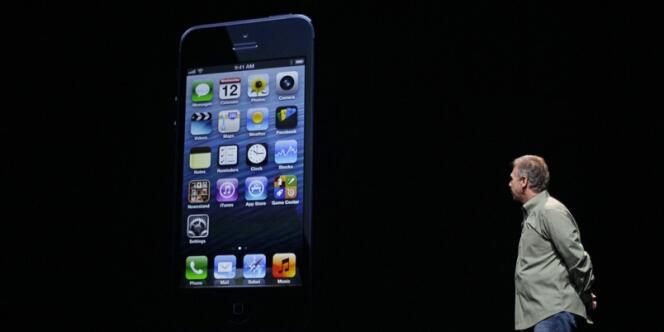 Phil Schiller, vice-président d'Apple, présente l'iPhone 5, le 12 septembre. 