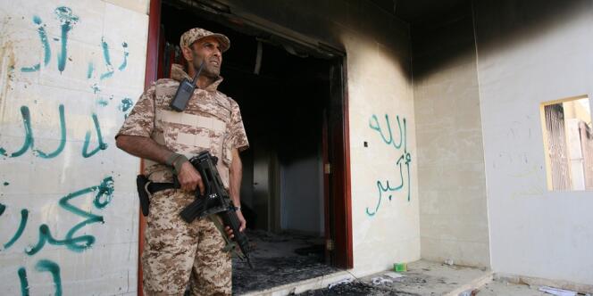 Un soldat libyen garde l'entrée du consulat américain brulé à Benghazi, le 14 septembre.