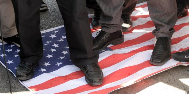 Des manifestants piétinent un drapeau américain, le 16 septembre devant l'ambassade US à Ankara, capitale de la Turquie. 