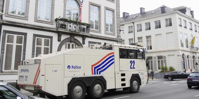 La police belge garde l'entrée de l'ambassade américaine à Bruxelles. 