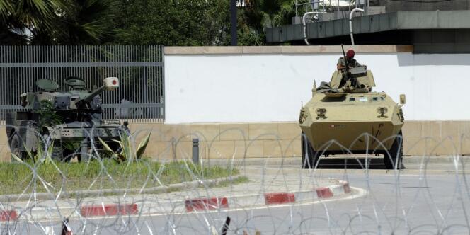 Des soldats tunisiens gardent l'entrée de l'ambassade américaine à Tunis le samedi 15 septembre.