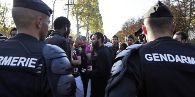 Manifestants près de l'ambassade américaine à Paris, le 15 septembre.