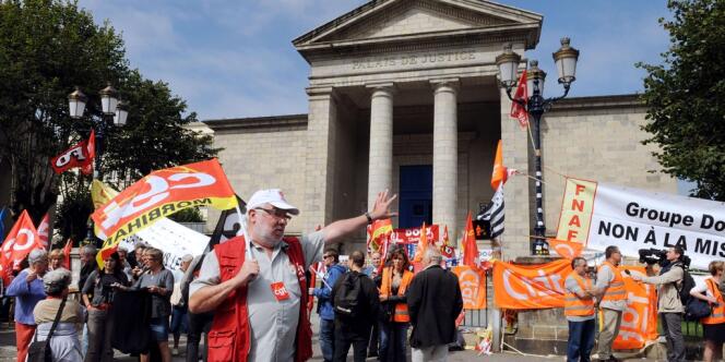 Des salariés du groupe Doux manifestent devant le tribunal de commerce de Quimper, le 5 septembre.